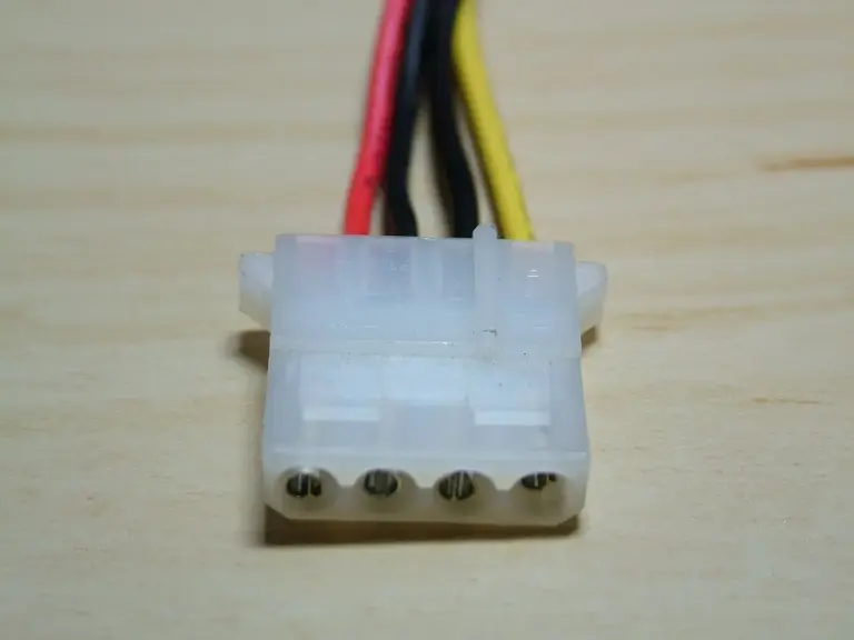 Klassischer 4-Pin Molex Stecker mit Pinbelegung für PC-Netzteile