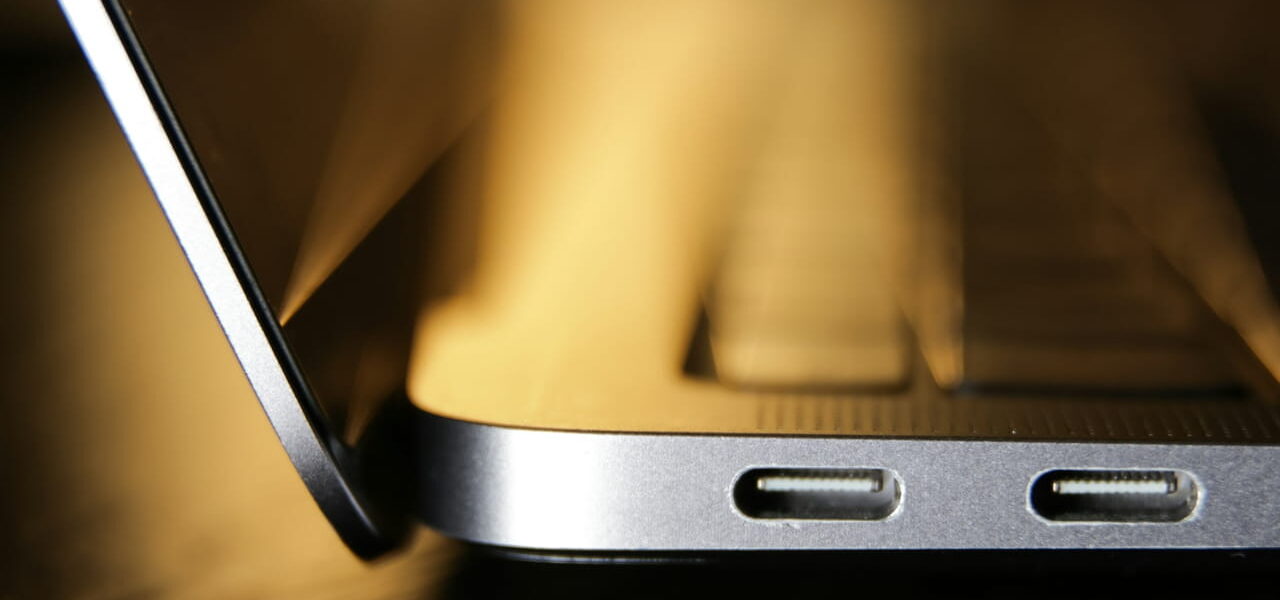 USB-C-Anschlüsse an einem modernen Laptop in Nahaufnahme