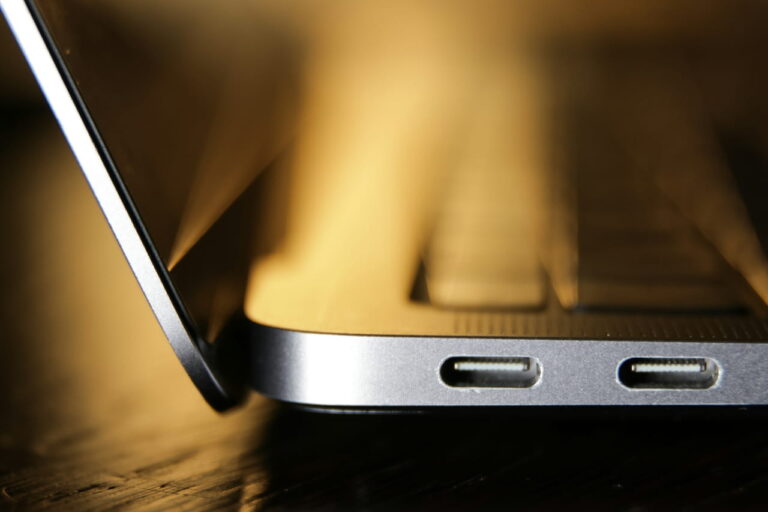 USB-C-Anschlüsse an einem modernen Laptop in Nahaufnahme