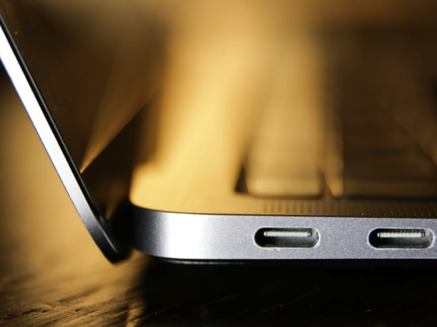 USB-C-Anschlüsse an einem modernen Laptop in Nahaufnahme