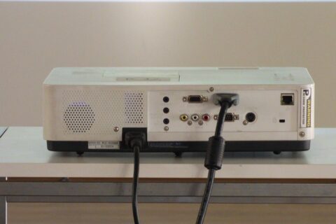 Beamer Anschlüsse auf der Projektor Rückseite