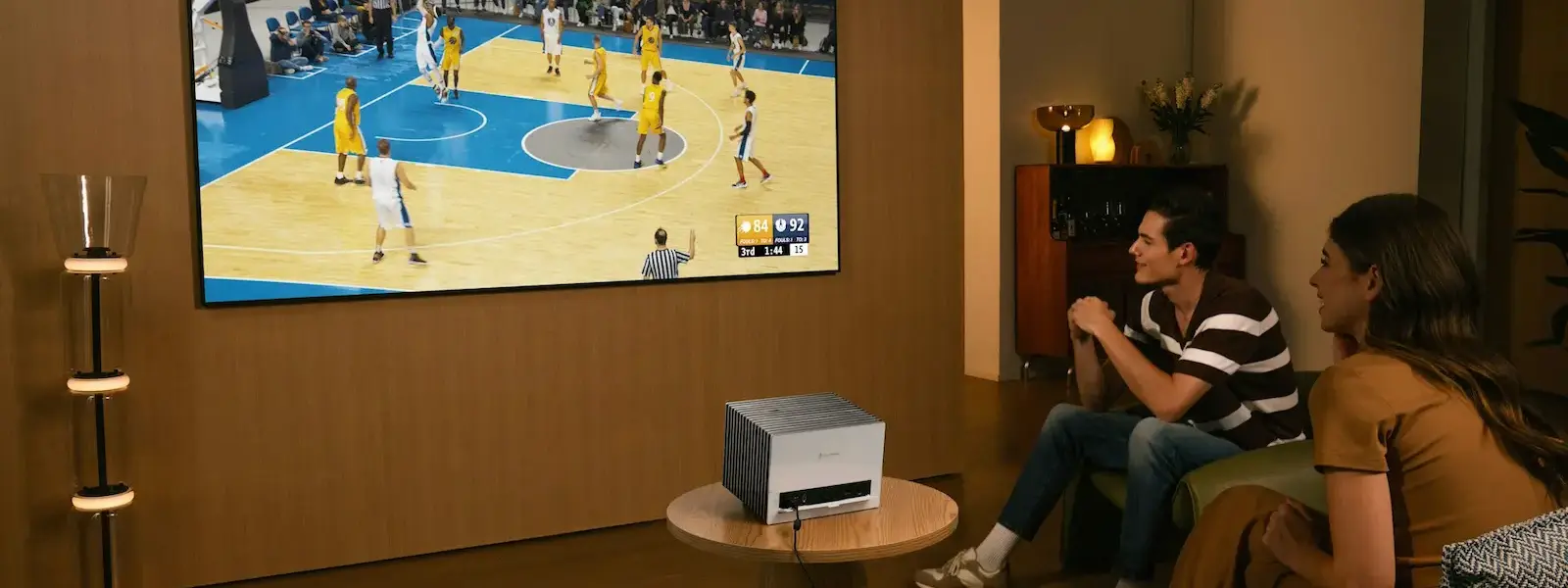 DLP-Beamer im Wohnzimmer beim Fernsehen und Sport schauen