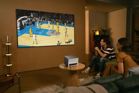 DLP-Beamer im Wohnzimmer beim Fernsehen und Sport schauen