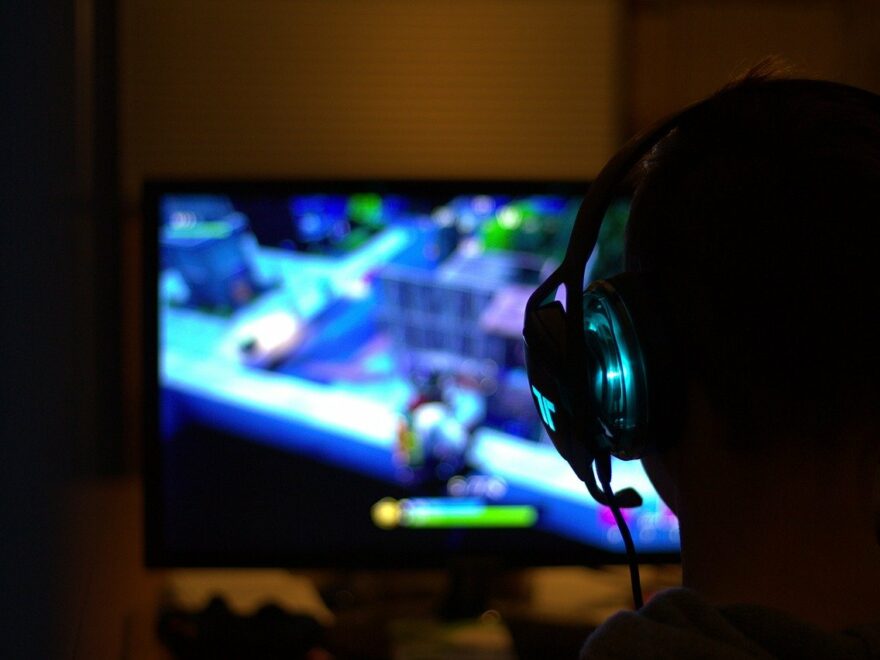 Gamer spielt ein Computerspiel