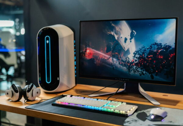 Alienware Gaming-PC mit Monitor