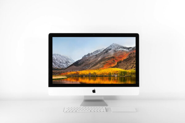 iMac und Magic Keyboard auf Schreibtisch