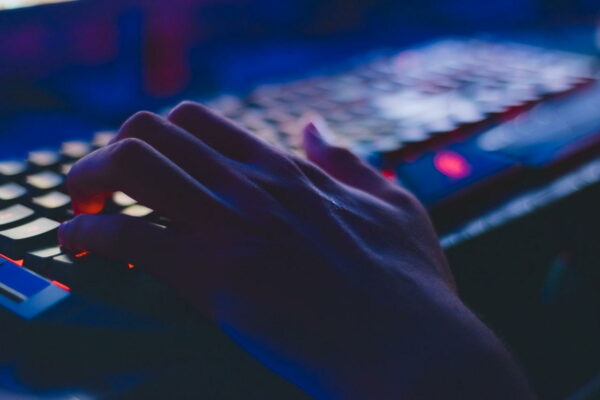 foto der person die auf computertastatur tippt 735911 Person tippt auf Computertastatur