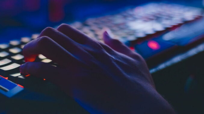 Person tippt auf Computertastatur