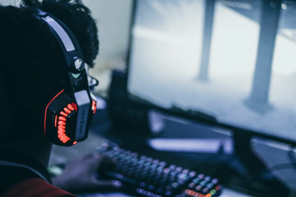 gaming person headset Person mit Headset beim Gaming