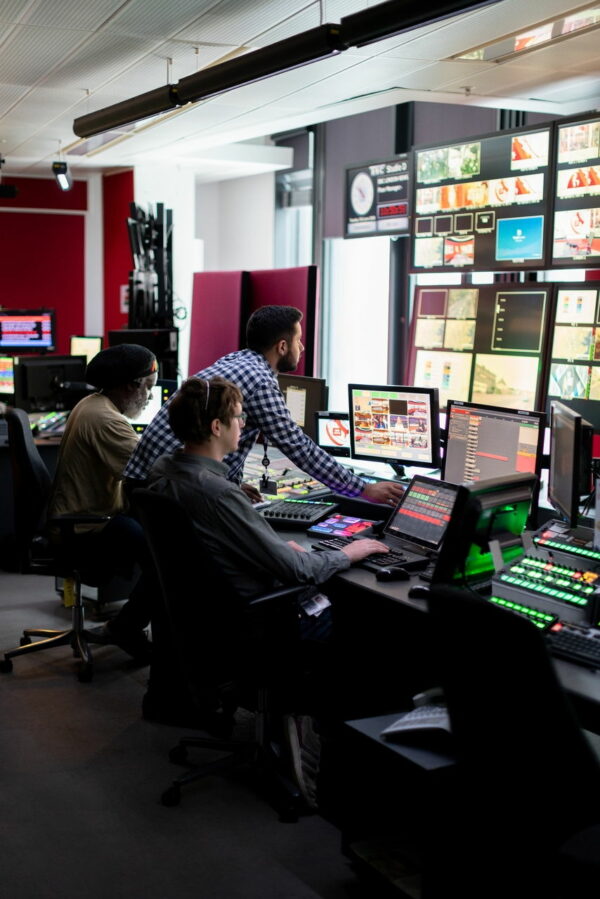 broadcast engineers work in studio virtuelle Produktion bei House of the Dragon