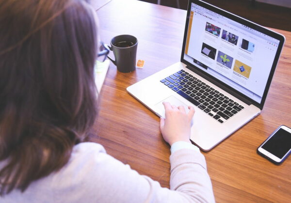 Frau am Laptop arbeitet