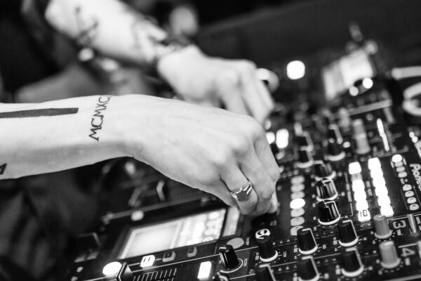 Musik selbst produzieren am Mischpult Musik selbst produzieren