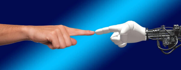 hand roboter mensch goettlich funke Schlüsselelemente der Industrie 5.0
