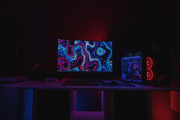 Gaming-PC beleuchtet im Dunklen Gaming-PC beleuchtet im Dunklen
