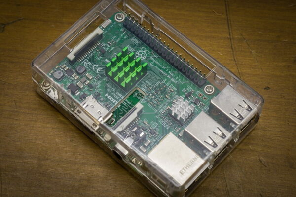Raspberry Pi mit durchsichtigem Gehäuse Raspberry Pi mit durchsichtigem Gehäuse