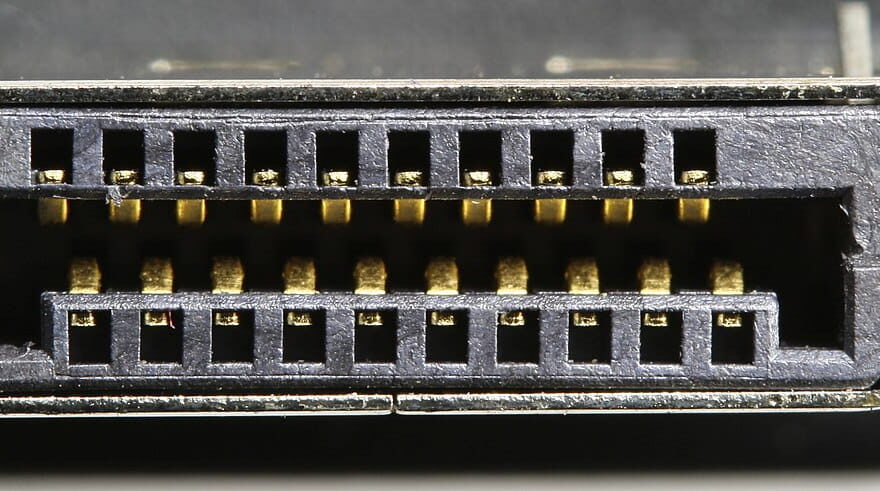 Nahaufnahme der Verbindungspins auf der Vorderseite eines DisplayPort Steckers
