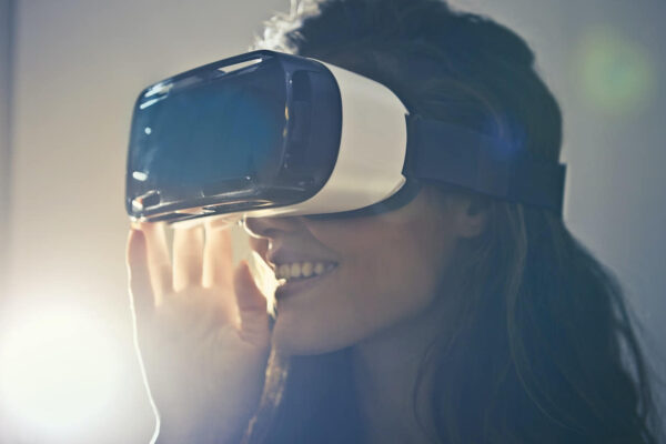 Frau mit VR-Brille in Virtual Reality Frau mit VR-Brille in Virtual Reality