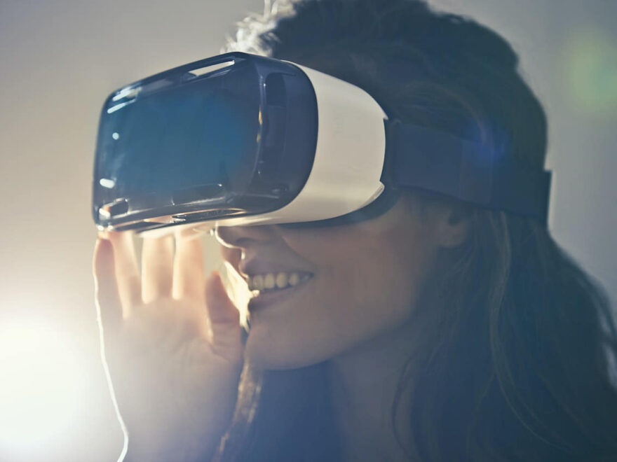 Frau mit VR-Brille in Virtual Reality