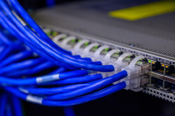 an Ethernet Ports angeschlossene Kabel an Ethernet Ports angeschlossene Kabel
