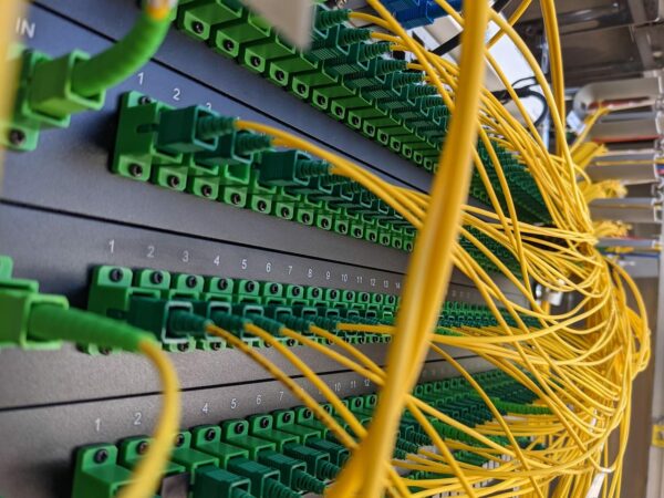 Patchpanel mit LWL-Kabeln Patchpanel mit LWL-Kabeln