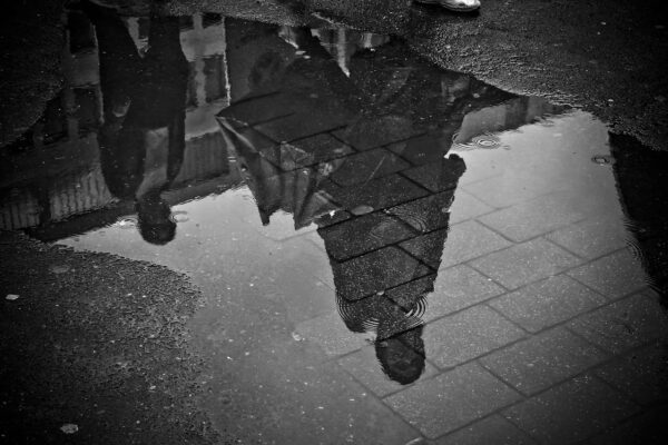 regen pfuetze wasser spiegelung Reflexionen in Pfützen