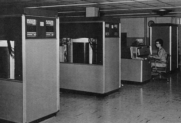 Frühe Festplatte der IBM 305 RAMAC Erste Festplatte IBM 305 RAMAC aus den 1950er Jahren