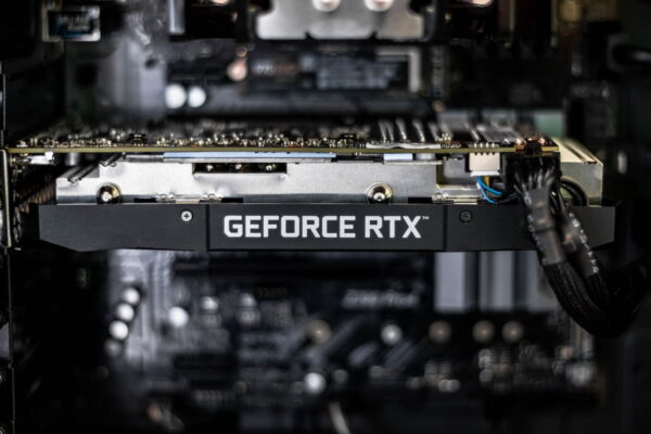 Grafikkarte GEFORCE RTX im PC-Gehäuse