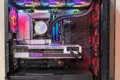 Ein sauber aufgebauter Gaming-PC mit optimierter Kühlung und RGB-Beleuchtung.