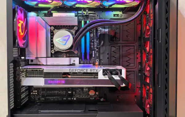 Ein sauber aufgebauter Gaming-PC mit optimierter Kühlung und RGB-Beleuchtung.