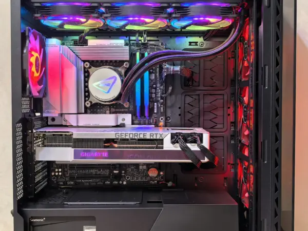 So sieht ein perfekt gekühltes System aus – Performance trifft Design Ein sauber aufgebauter Gaming-PC mit optimierter Kühlung und RGB-Beleuchtung.