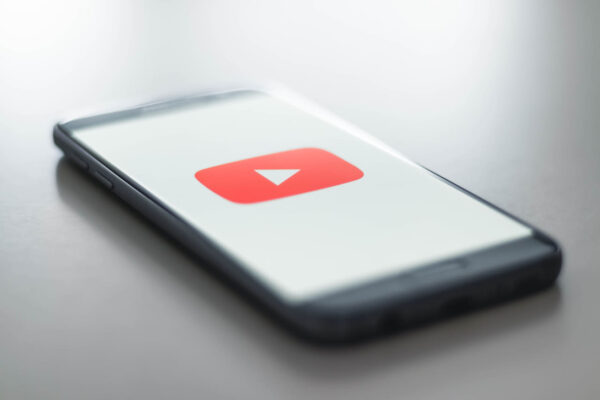 YouTube Logo auf dem Smartphone YouTube Logo auf dem Smartphone
