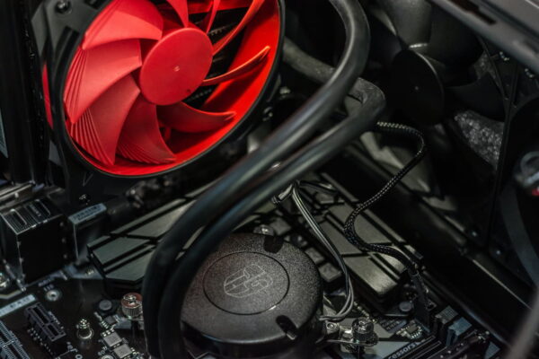 CPU-Wasserkühler auf Prozessor montiert CPU-Wasserkühler auf Prozessor montiert