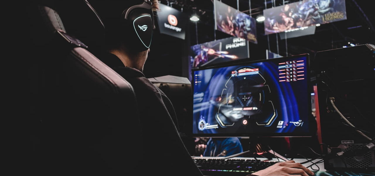 Person beim PC-Gaming