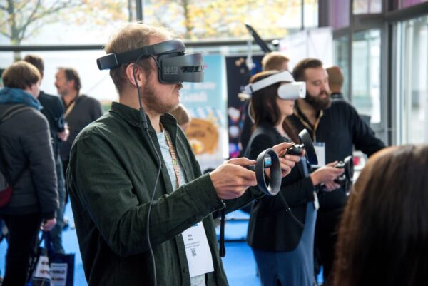 Virtual Reality Person mit VR-Headset