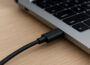 USB-C Kabel zeigt die Stromversorgung per USB an einem Laptop in Nahaufnahme