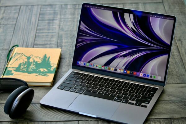 Apple MacBook Air auf Schreibtisch Apple MacBook Air auf Schreibtisch