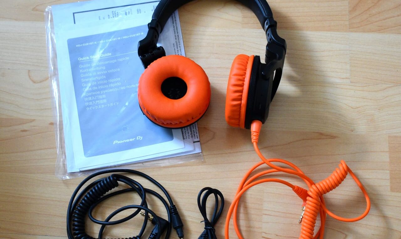 Pioneer DJ HDJ-CUE1BT-K mit orangen Ohrpolstern