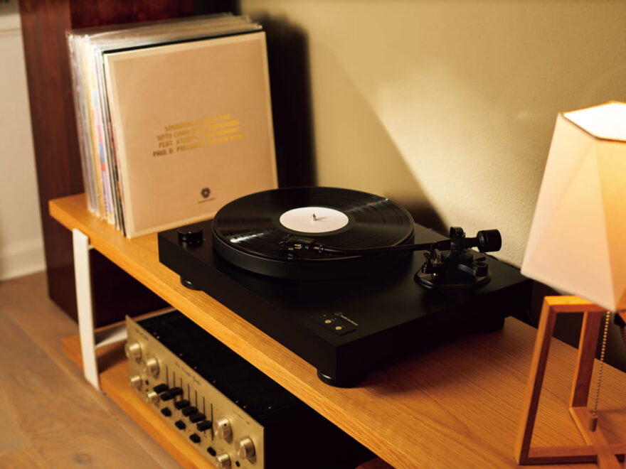 Audio-Technica AT-LP8X Plattenspieler mit Vinyl auf einem Holzregal