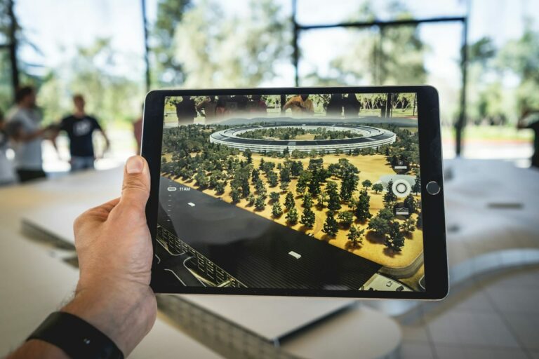 Tablet zeigt Augmented Reality Simulation eines architektonischen Modells in Echtzeit