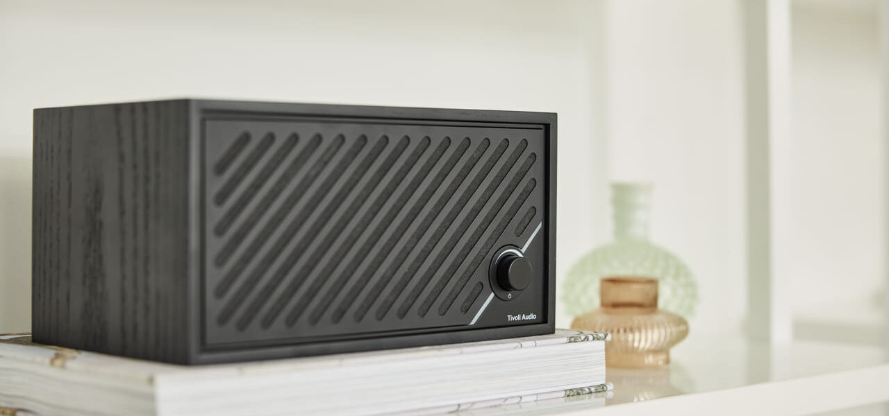 Tivoli Audio Model Two Digital Streaming-Lautsprecher in Schwarz auf einem Regal
