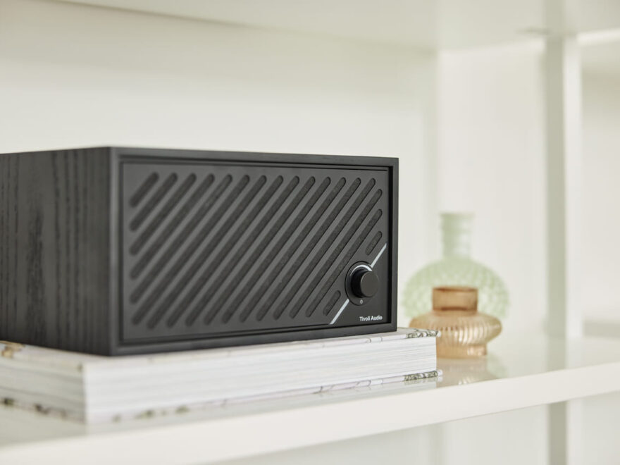 Tivoli Audio Model Two Digital Streaming-Lautsprecher in Schwarz auf einem Regal