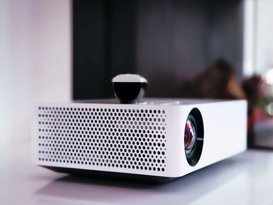 Moderner Beamer für das Heimkino einrichten, Nahaufnahme mit Fokus auf Linse und Lüftungsgitter