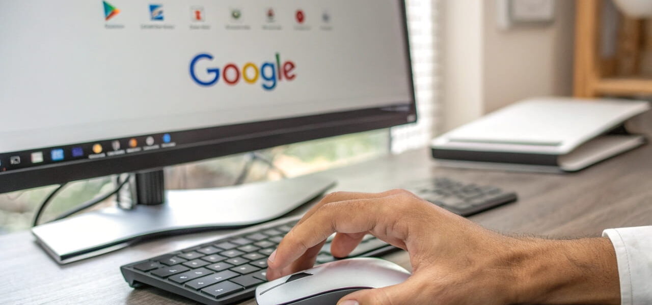 Desktop-Bildschirm mit geöffneter Google-Startseite im Browser – Symbol für Google als Standardsuchmaschine einstellen.