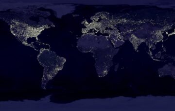Weltkarte bei Nacht mit globaler Vernetzung – Auswirkungen des AI Act auf internationale KI-Dienste.