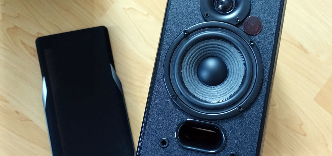 EDIFIER Studio R1380DB Lautsprecher ohne Frontabdeckung mit sichtbarem 4-Zoll-Tieftöner, Hochtöner und Bassreflexöffnung