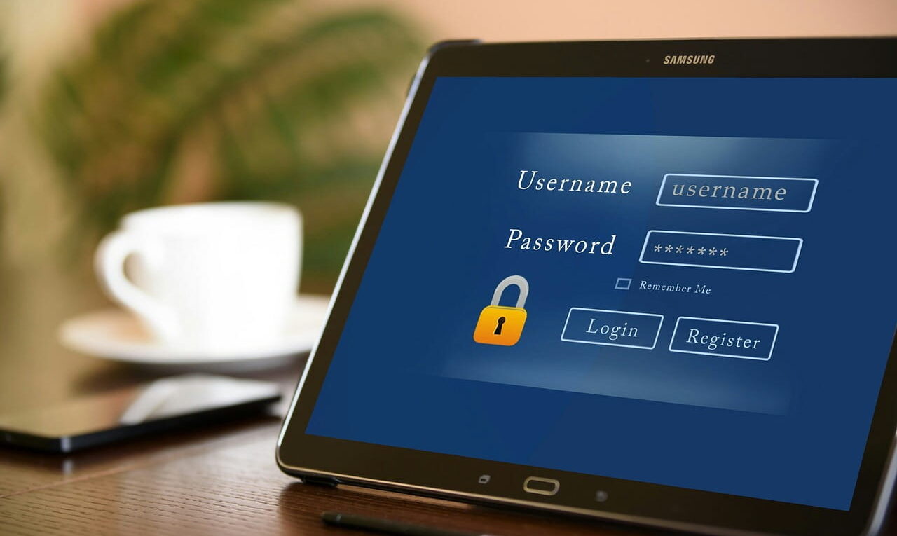 Tablet mit Login-Maske zeigt Passwort-Eingabe – Sicherheit bei Passwörtern beachten, um Passwort-Irrtümer zu vermeiden.