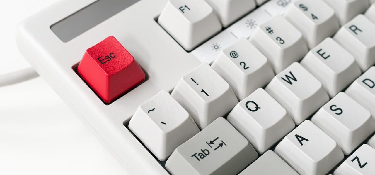 Weiße Computertastatur mit hervorgehobener STRG-Taste – Bedeutung und Funktion der Steuerungstaste erklärt.