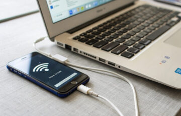 Smartphone mit USB-Tethering verbindet Laptop mit dem Internet