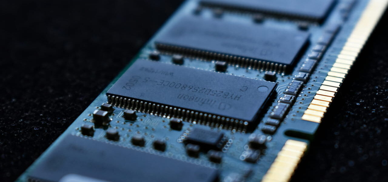 Nahaufnahme eines RAM-Riegels – ideal zum Arbeitsspeicher erweitern