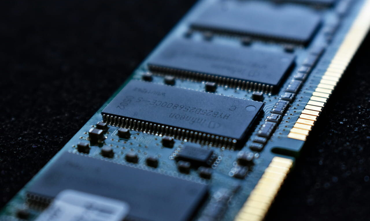 Nahaufnahme eines RAM-Riegels – ideal zum Arbeitsspeicher erweitern